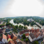 Blick vom Kirchturm der Stadtkirche auf den Neckar